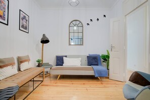 TV - Lovely Apartment with Terrace in the Very Heart of Graça (Lisboa)
