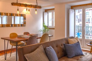 TV - Vibrant Graça Square 2-BR by the Iconic Tram 28 (Lisboa)