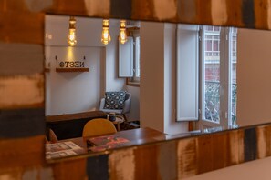 Interior - Vibrant Graça Square 2-BR by the Iconic Tram 28 (Lisboa)