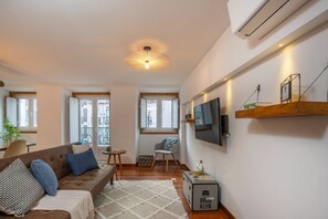 TV - Vibrant Graça Square 2-BR by the Iconic Tram 28 (Lisboa)