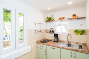 Refrigerador, microondas, placa de cocina, lavavajillas