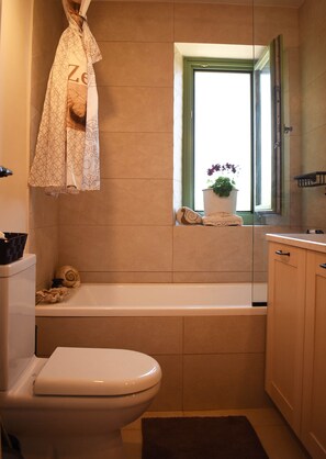 Badewanne, Haartrockner, Handtücher, Toilettenpapier