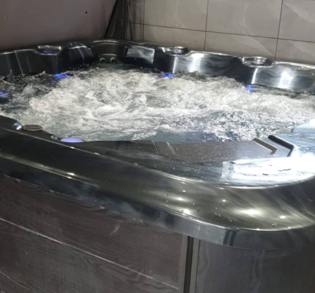 Indoor spa tub
