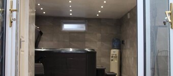 LONDON apartment with PRIVATE HOT TUB, SAUNA & GYM!