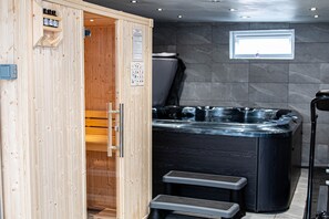 Spa - LONDON apartment with PRIVATE HOT TUB, SAUNA & GYM! (Rainham)