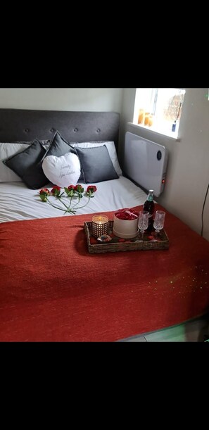 1 habitación, tabla de planchar con plancha y cuna de viaje