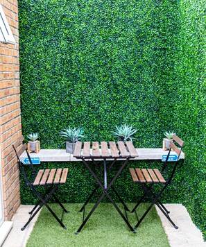 Outdoor dining - LONDON apartment with PRIVATE HOT TUB, SAUNA & GYM! (Rainham)