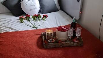 1 dormitori, planxa i posts de planxar i un bressol de viatge