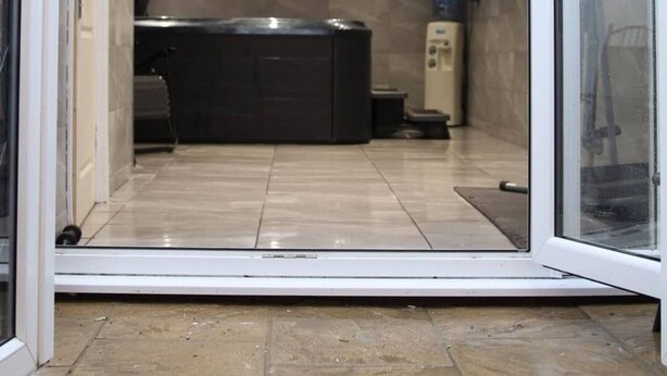 A modern bathroom with a bathtub, a toilet, and a shower area. - LONDON apartment with PRIVATE HOT TUB, SAUNA & GYM! (Rainham)