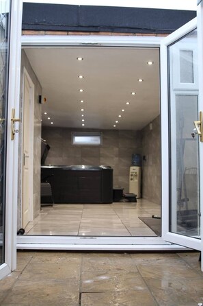 Une salle de bain moderne équipée d’une baignoire, de toilettes et d’un espace douche.