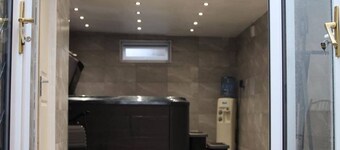 LONDON apartment with PRIVATE HOT TUB, SAUNA & GYM!