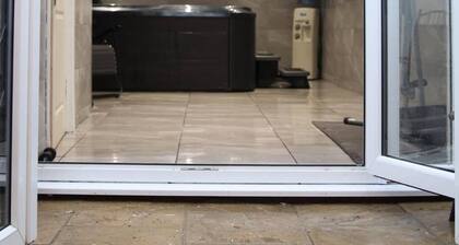 LONDON apartment with PRIVATE HOT TUB, SAUNA & GYM!