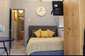1 habitación, tabla de planchar con plancha y cuna de viaje 