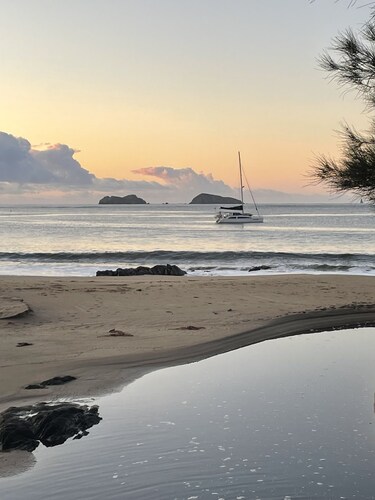 Large fam home, ideal for entertaining, & pets, close to beach, parks and nature