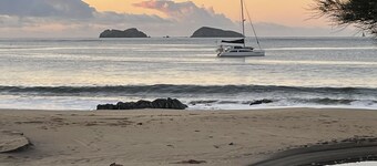 Large fam home, ideal for entertaining, & pets, close to beach, parks and nature