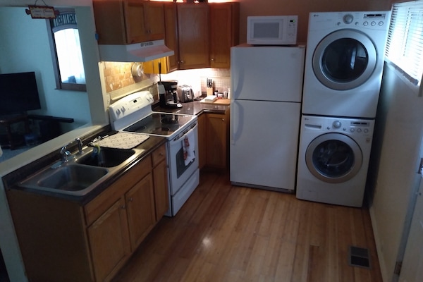 Réfrigérateur, four à micro-ondes, un four, surface de cuisson