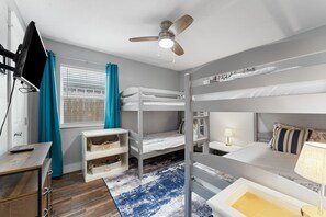 4 habitaciones, escritorio y tabla de planchar con plancha 