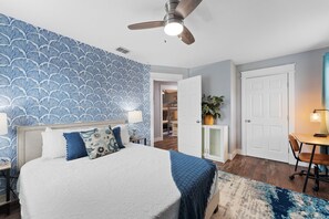 4 habitaciones, escritorio y tabla de planchar con plancha 