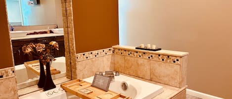 Combined shower/bathtub, jetted bath, hair dryer, towels