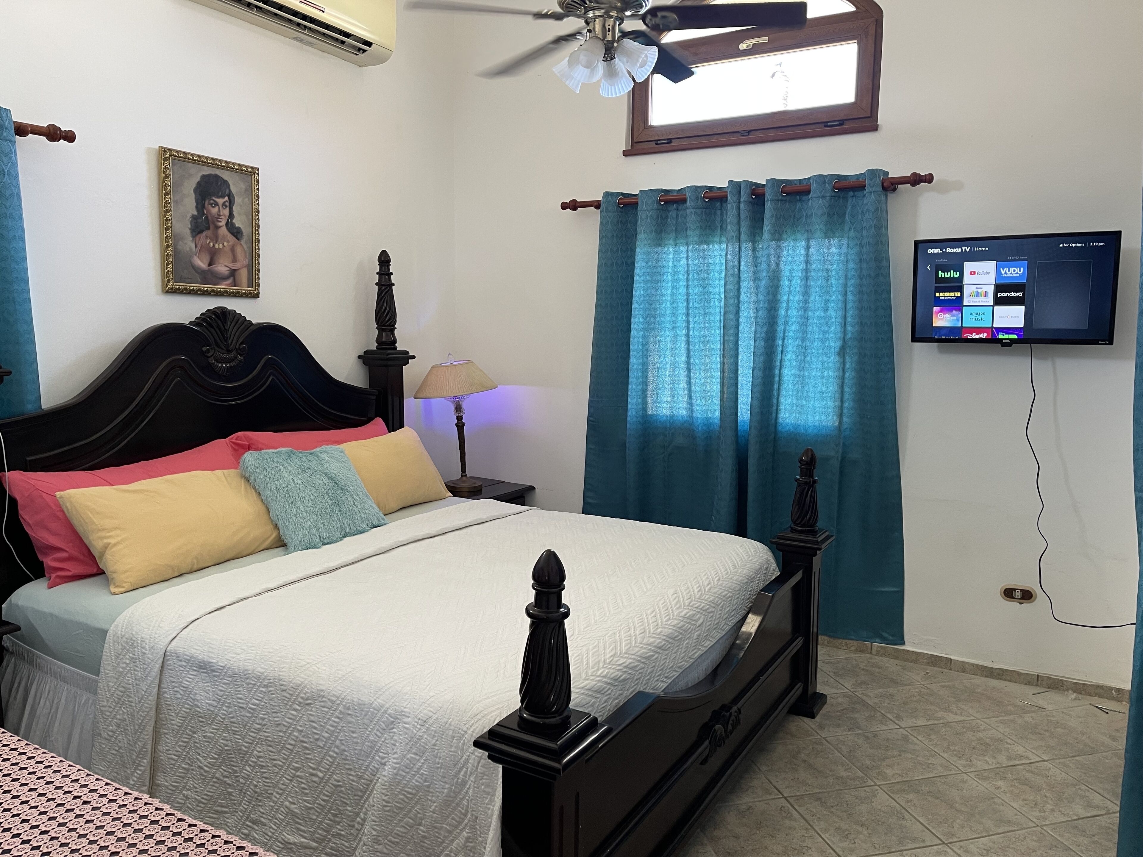 4 sovrum, värdeförvaringsskåp på rummet och skrivbord