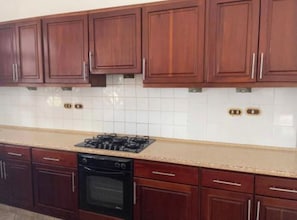 Frigorífic, forn, placa de cuina i cafetera i tetera