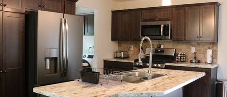 Geladeira, micro-ondas, fogão, cooktop