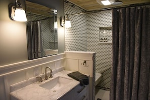 Douche, sĂšche-cheveux, serviettes fournies, savon