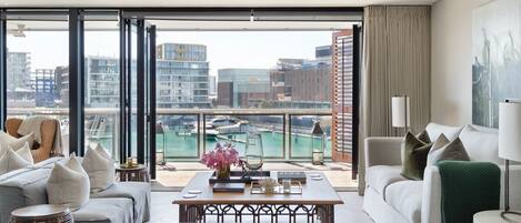 Smart-TV, Bücher, Stereoanlage, Arbeitsbereiche