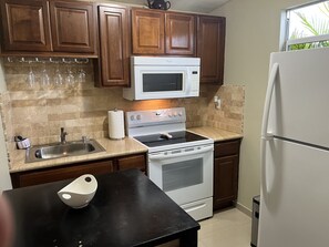 Full kitchen with marble countertop  and backplash  - Amazing Apartment close to the Beach ,mall ,Park and more (North Miami Beach)