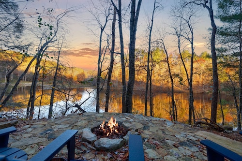 Pet-Friendly-Lakefront Cabin w/Amazing Views-Hot Tub