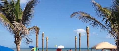 Beach nearby, sun loungers, beach towels