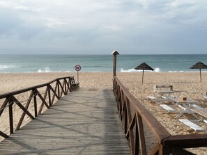 Beach nearby - 2 Bedroom Apartment a Walk from the Beach of Praia da Areia Branca. (Lourinhã)