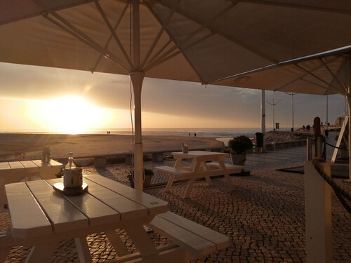2 Bedroom Apartment a Walk from the Beach of Praia da Areia Branca.
