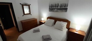 2 chambres, fer et planche à repasser, Wi-Fi gratuit, draps fournis