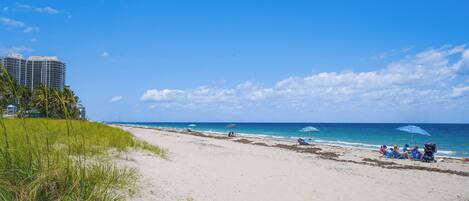 In Strandnähe, Liegestühle, Strandtücher
