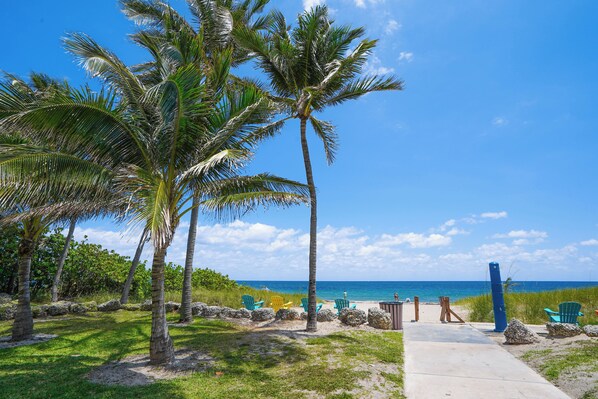 Beach nearby, sun loungers, beach towels - Private Pool Beach House 300 Steps from the Sand (Fort Lauderdale)