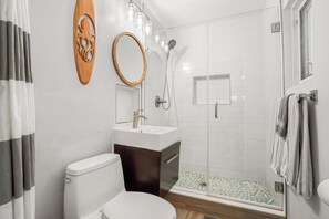 Douche, sèche-cheveux, serviettes fournies, savon