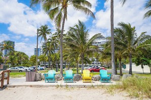 Property grounds - Private Pool Beach House 300 Steps from the Sand (Fort Lauderdale)