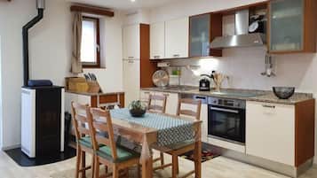 Fridge, oven, dishwasher, cookware/dishes/utensils
