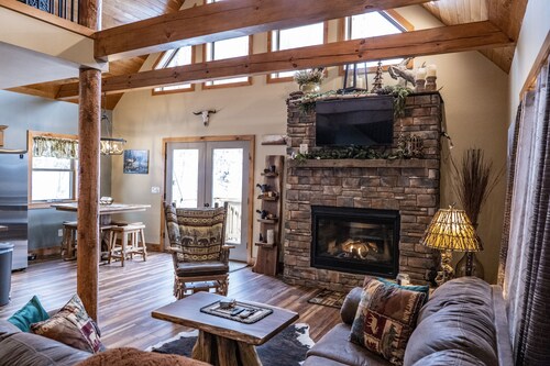 Cabin Luxary Near Raystown Lake in Peaceful Wooded Area