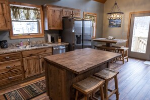 Fridge, microwave, oven, stovetop - Cabin Luxary Near Raystown Lake in Peaceful Wooded Area (Huntingdon)