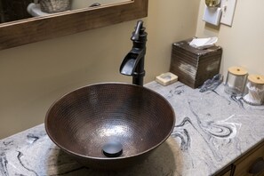 Dusche, Haartrockner, Handtücher, Toilettenpapier