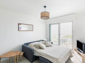 1 slaapkamer, een strijkplank/strijkijzer, wifi