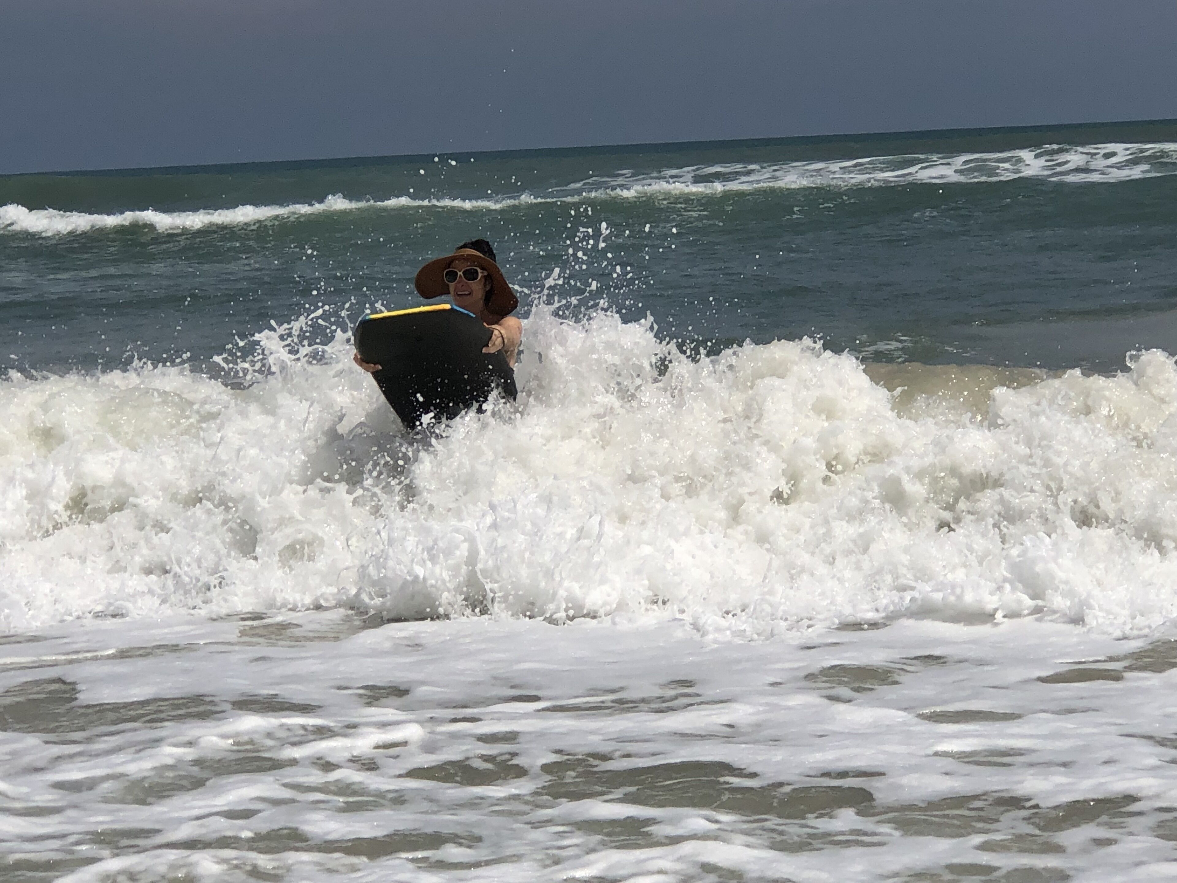 Ubicación cercana a la playa, tumbonas y toallas de playa