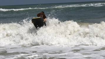 Ubicación cercana a la playa, tumbonas y toallas de playa