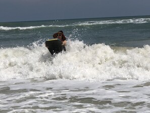 Beach nearby, sun loungers, beach towels