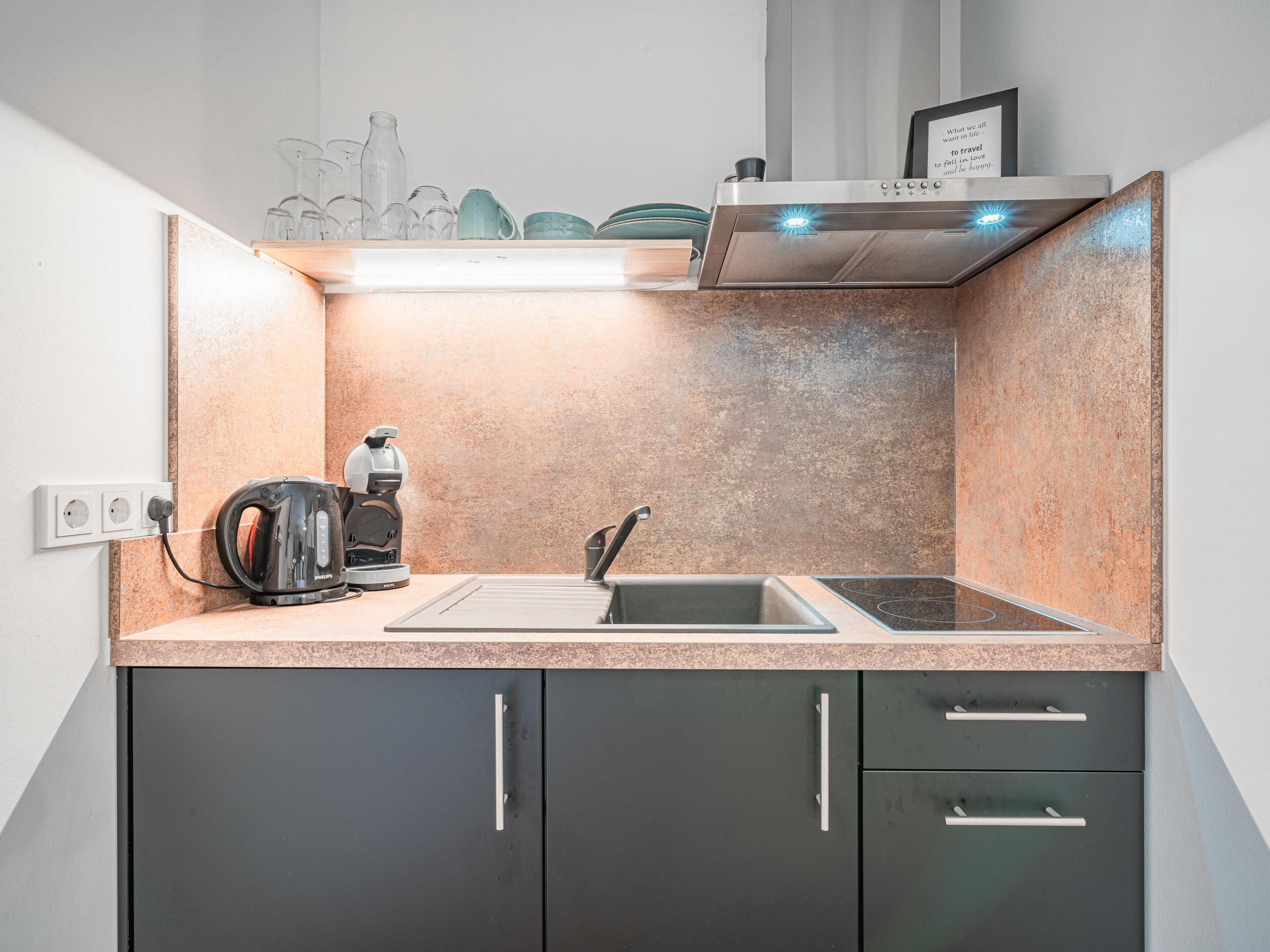 Kühlschrank, Herdplatte, Wasserkocher mit Kaffee-/Teezubehör