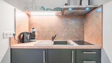 Kühlschrank, Herdplatte, Wasserkocher mit Kaffee-/Teezubehör