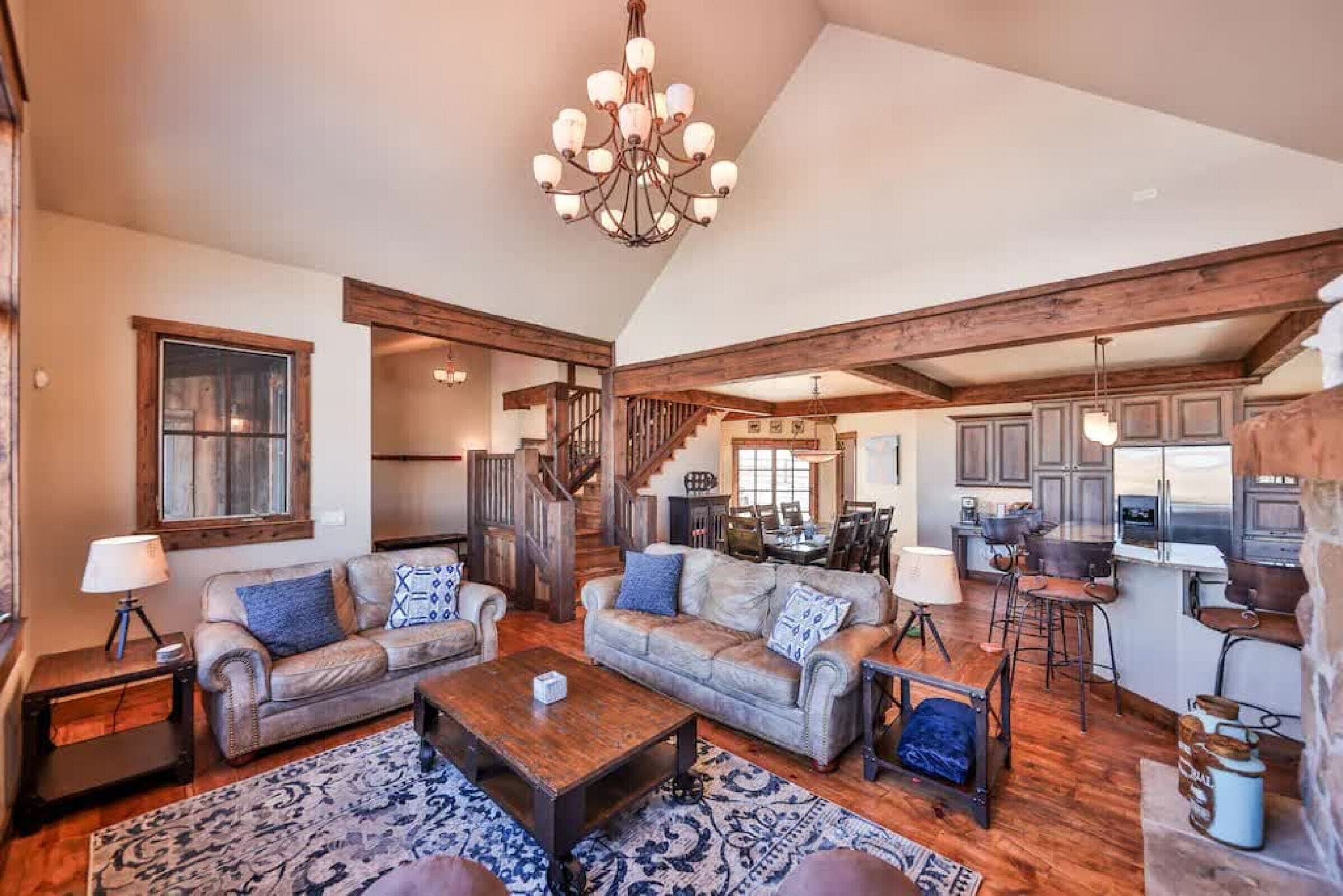 TV connectée, cheminée, console de jeux vidéo, baby-foot