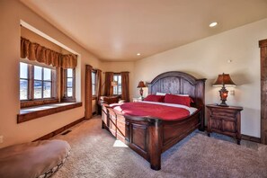 6 slaapkamers, een bureau, een strijkplank/strijkijzer, reisbedje